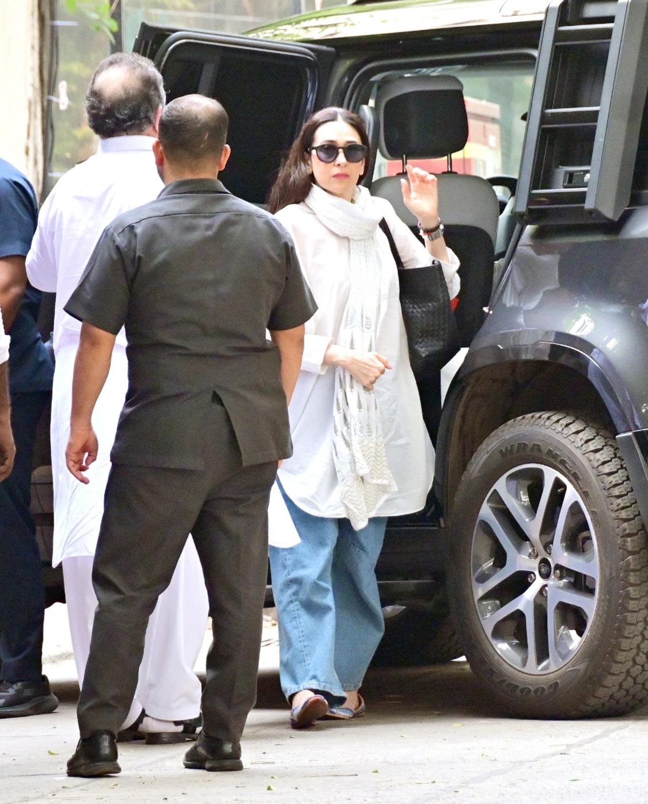 Karisma Kapoor arrived at the Deol house to visit the grieving family after Dharmendra's demise